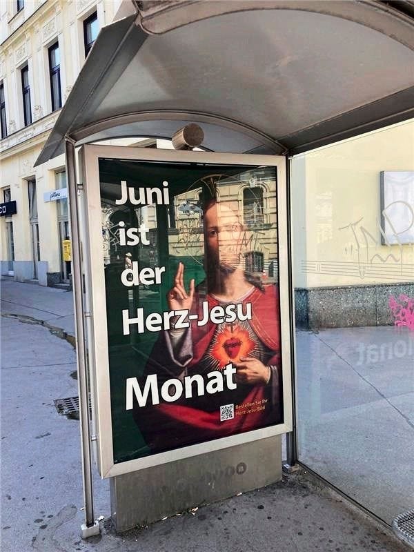 Herz-Jesu-Plakat an einer Wiener Haltestelle
