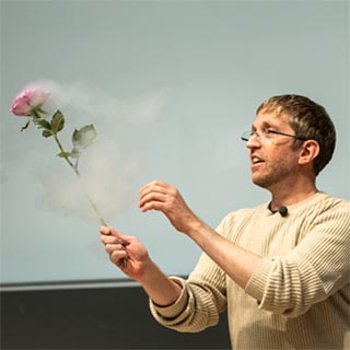 Vortragsfoto: Florian Aigner mit Rose